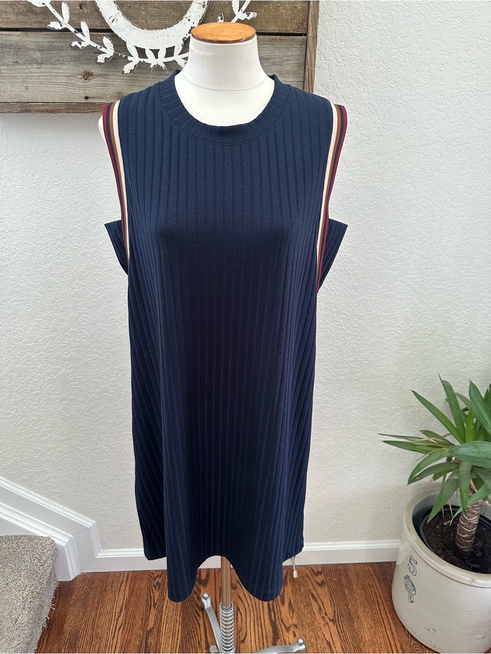 Evereve Millie Sleeveless Rib-Knit Shift Dress in Navy with Stripe Trim size L